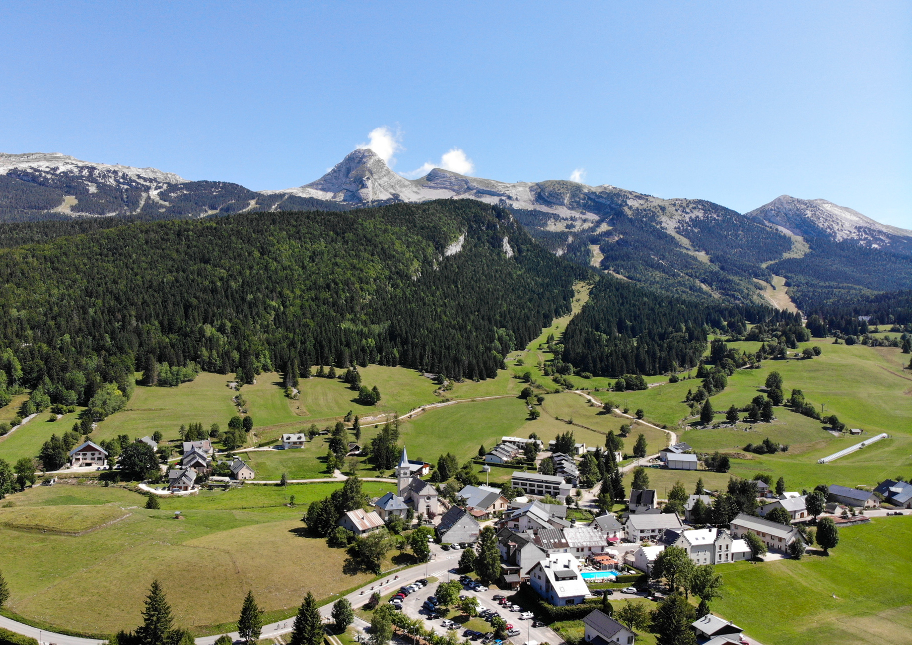 Village-Corrençon-été-drone