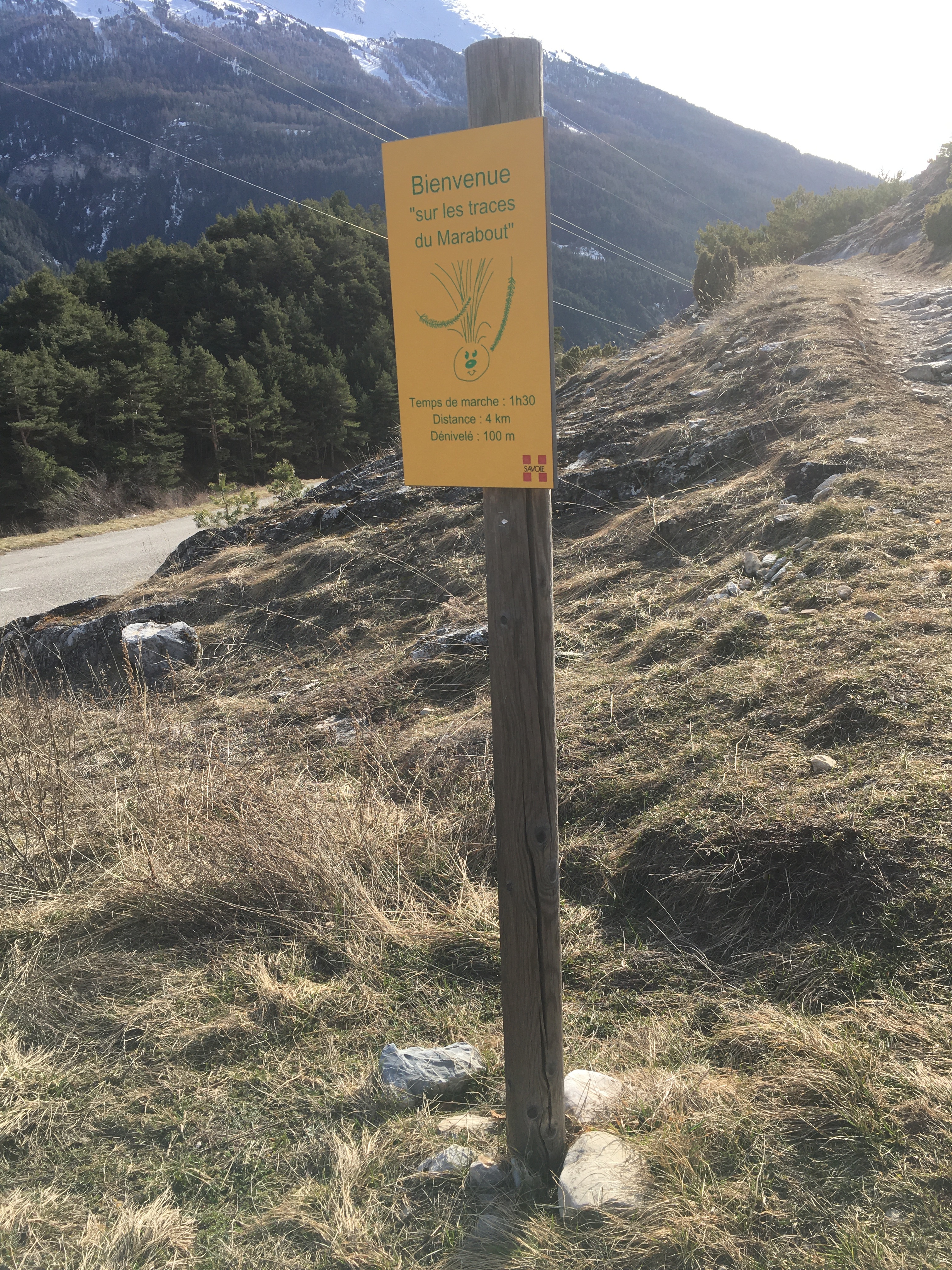 Panneau départ sentier : Sur les traces du Marabout
