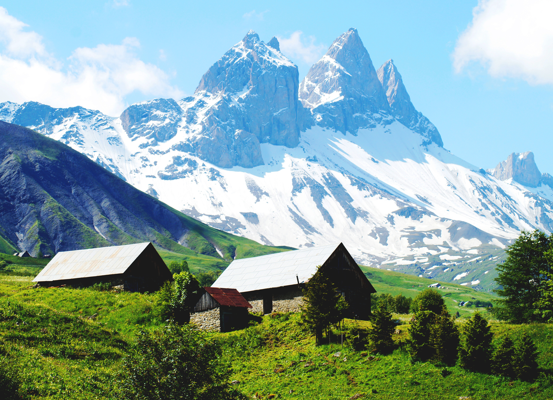 Les Aiguilles d'Raves au printemps