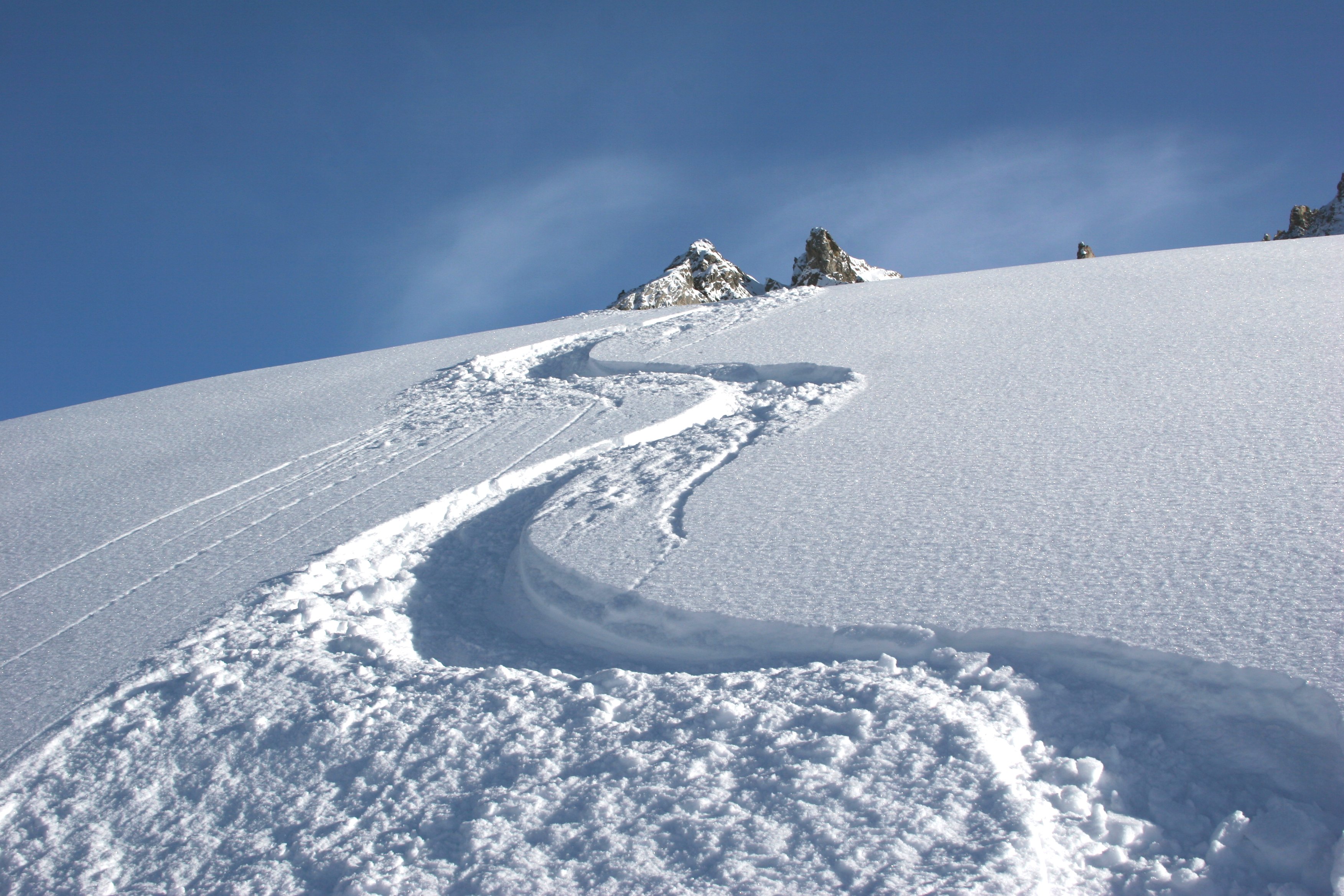 ski-hors-piste-poudreuse-guy-bertin